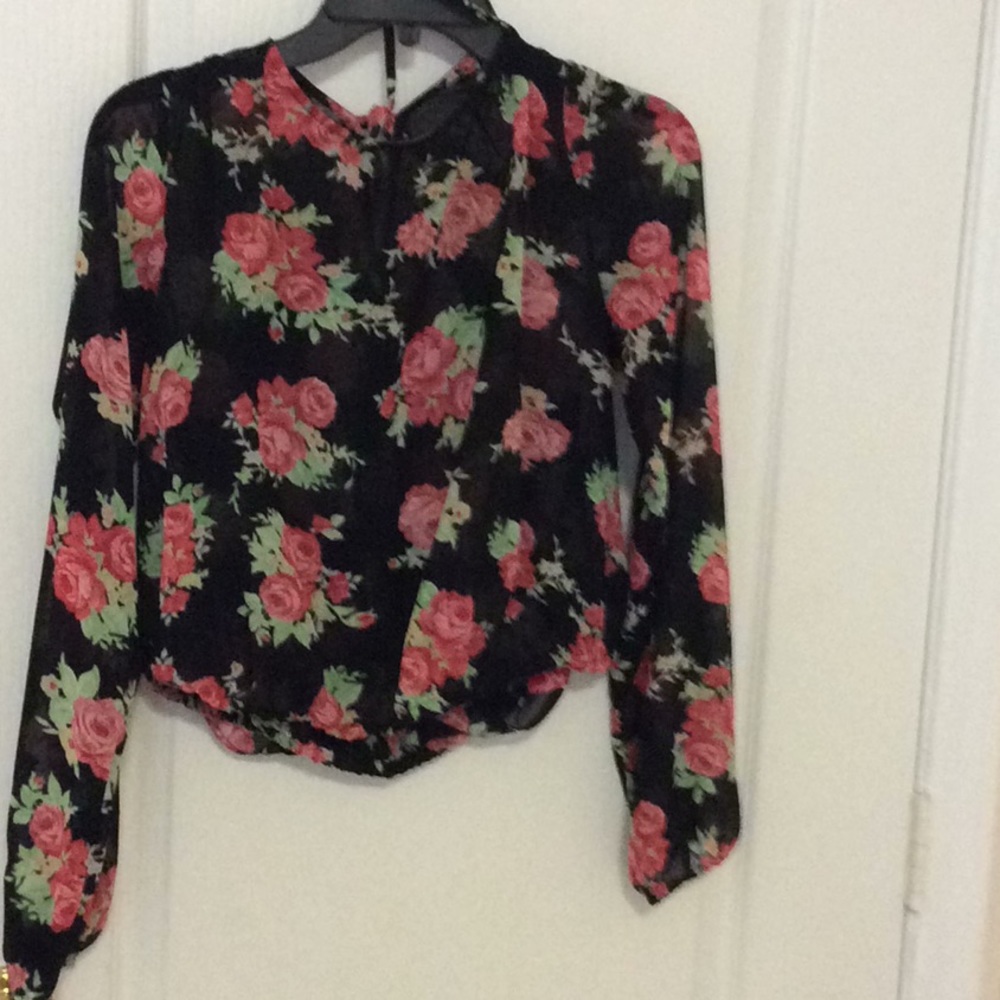 Guess top size small